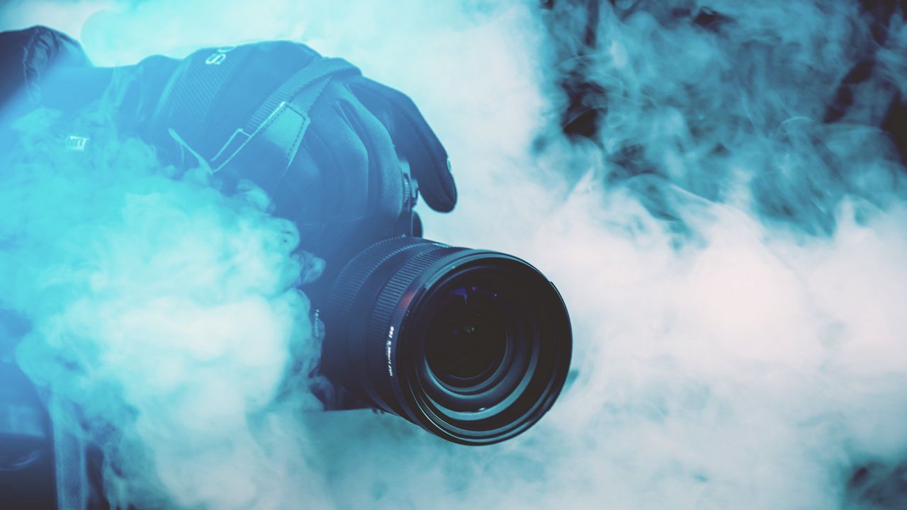Обои фотоаппарат, фотограф, дым, цветной дым