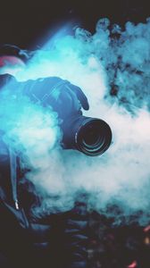 Превью обои фотоаппарат, фотограф, дым, цветной дым