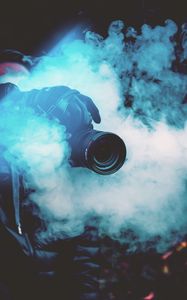 Превью обои фотоаппарат, фотограф, дым, цветной дым