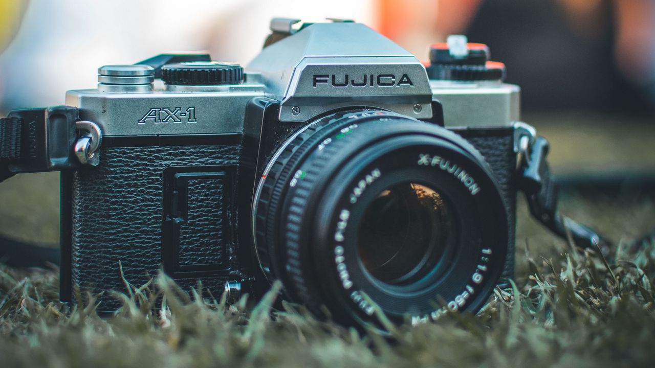 Обои фотоаппарат, камера, объектив, трава, газон