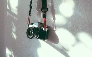 Превью обои фотоаппарат, камера, ремень, стена, тень