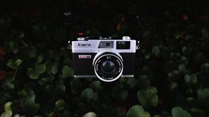 Превью обои фотоаппарат, линза, объектив, ретро, листья, куст