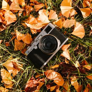 Превью обои фотоаппарат, листья, трава