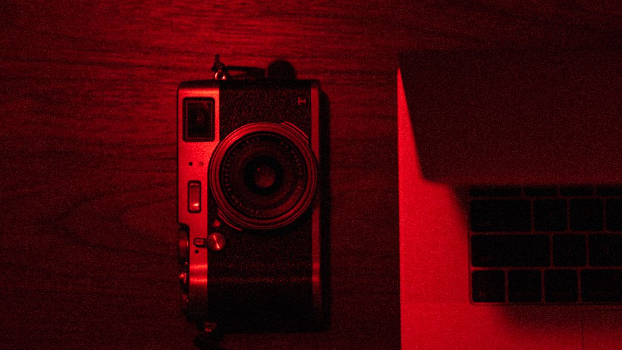 Обои фотоаппарат, ноутбук, красный, темный