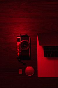 Превью обои фотоаппарат, ноутбук, красный, темный
