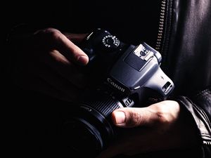 Превью обои фотоаппарат, объектив, фотограф, руки, темный