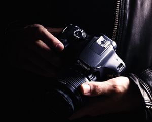 Превью обои фотоаппарат, объектив, фотограф, руки, темный