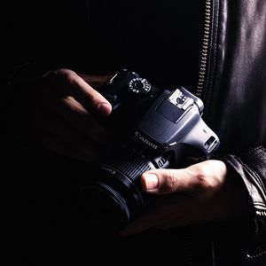 Превью обои фотоаппарат, объектив, фотограф, руки, темный