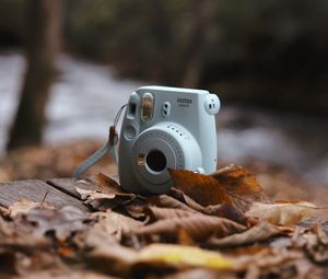 Превью обои фотоаппарат, осень, листва