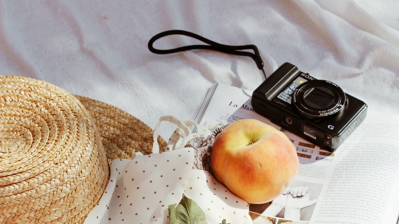 Обои фотоаппарат, персики, фрукты, журнал, ткань