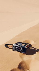 Превью обои фотоаппарат, песок, дюны