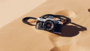 Превью обои фотоаппарат, песок, дюны