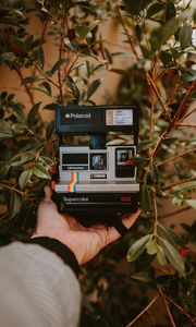 Превью обои фотоаппарат, polaroid, рука, ретро