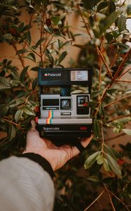 Превью обои фотоаппарат, polaroid, рука, ретро