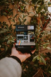 Превью обои фотоаппарат, polaroid, рука, ретро