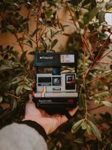 Превью обои фотоаппарат, polaroid, рука, ретро