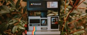 Превью обои фотоаппарат, polaroid, рука, ретро