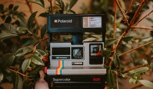 Превью обои фотоаппарат, polaroid, рука, ретро