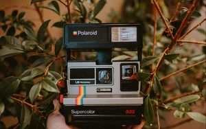 Превью обои фотоаппарат, polaroid, рука, ретро