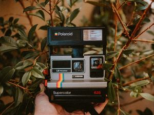 Превью обои фотоаппарат, polaroid, рука, ретро