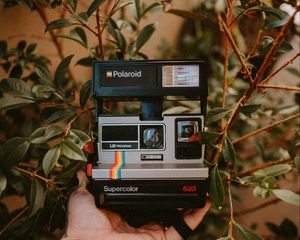 Превью обои фотоаппарат, polaroid, рука, ретро