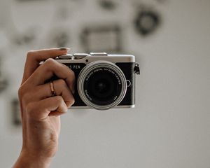 Превью обои фотоаппарат, ретро, рука