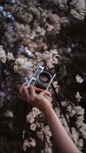 Превью обои фотоаппарат, ретро, рука, цветы, цветение