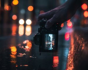 Превью обои фотоаппарат, рука, съемка, размытость, неон