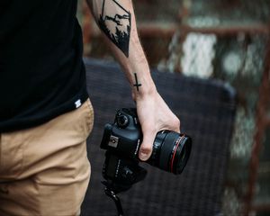 Превью обои фотоаппарат, рука, татуировки, фотограф