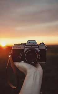 Превью обои фотоаппарат, рука, закат, фотограф