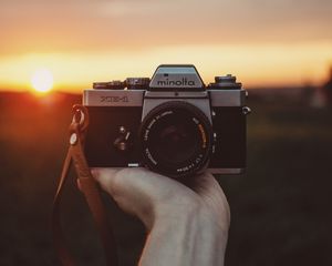 Превью обои фотоаппарат, рука, закат, фотограф