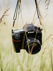 Превью обои фотоаппарат, техника, объектив, трава