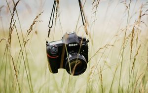 Превью обои фотоаппарат, техника, объектив, трава
