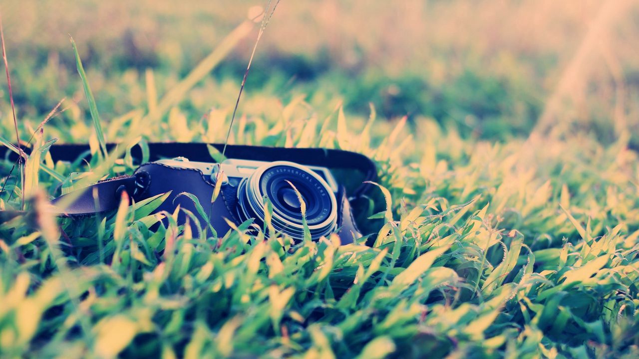Обои фотоаппарат, трава, объектив