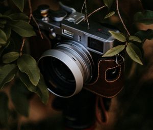 Превью обои фотоаппарат, ветка, листья, серый