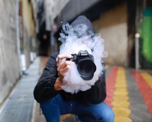Превью обои фотограф, дым, камера, рука