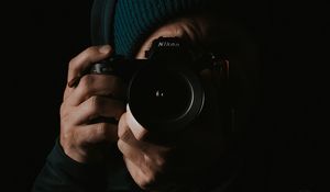 Превью обои фотограф, фотоаппарат, объектив, темный