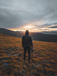 Превью обои фотограф, горы, закат, пейзаж, природа