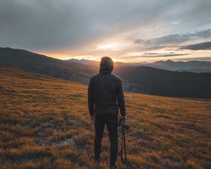 Превью обои фотограф, горы, закат, пейзаж, природа