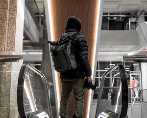 Превью обои фотограф, капюшон, эскалатор