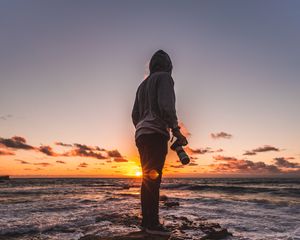 Превью обои фотограф, море, закат, камни, берег