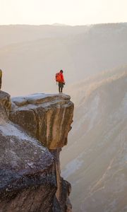 Превью обои фотограф, одинокий, скалы, одиночество