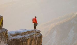 Превью обои фотограф, одинокий, скалы, одиночество