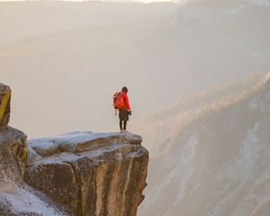 Превью обои фотограф, одинокий, скалы, одиночество
