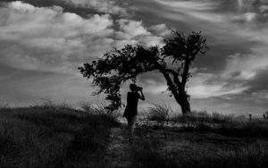 Превью обои фотограф, поле, чб, ветер, облака, дерево