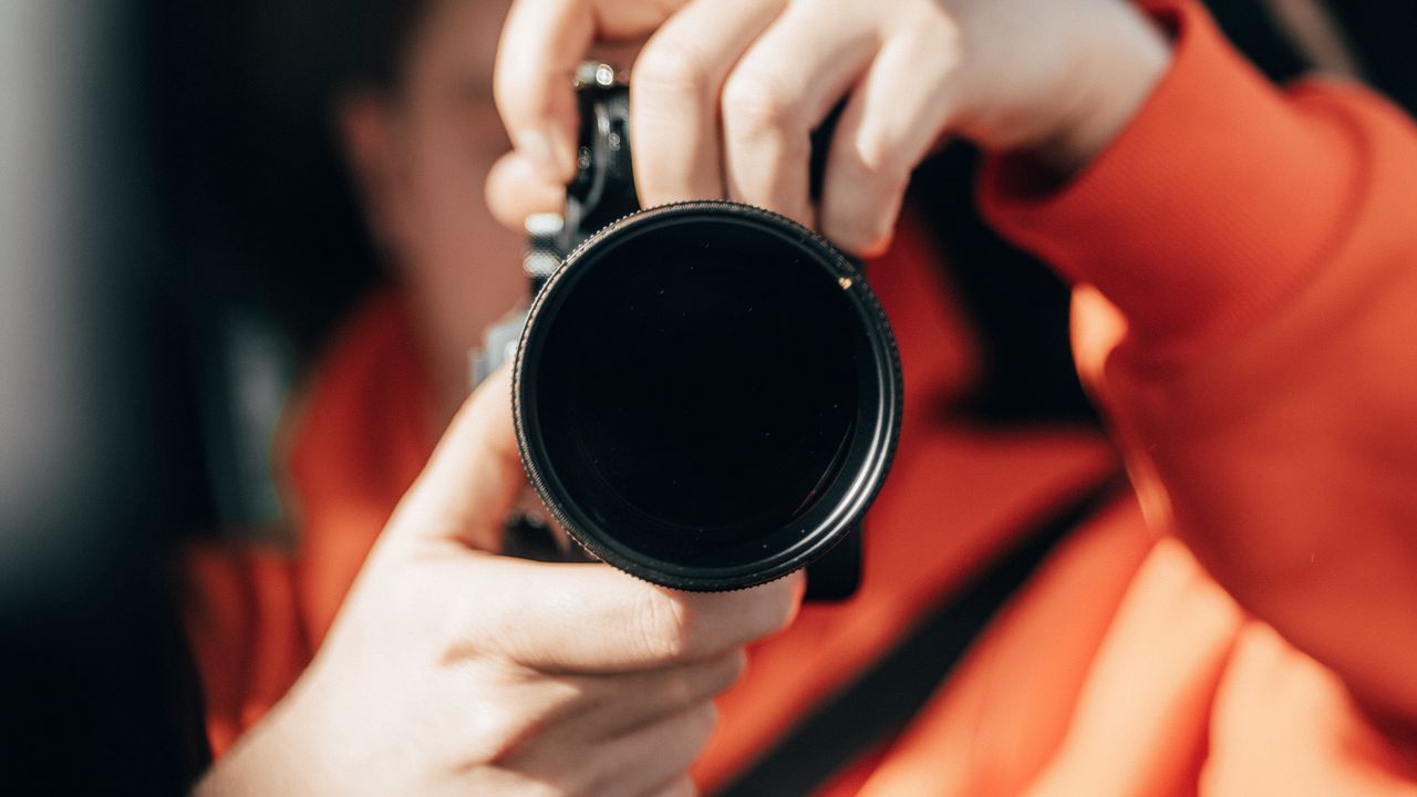 Обои фотограф, руки, фотоаппарат, объектив