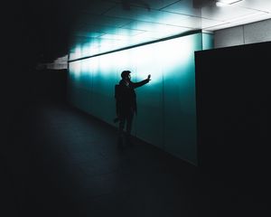 Превью обои фотограф, стена, касание, подсветка, темный