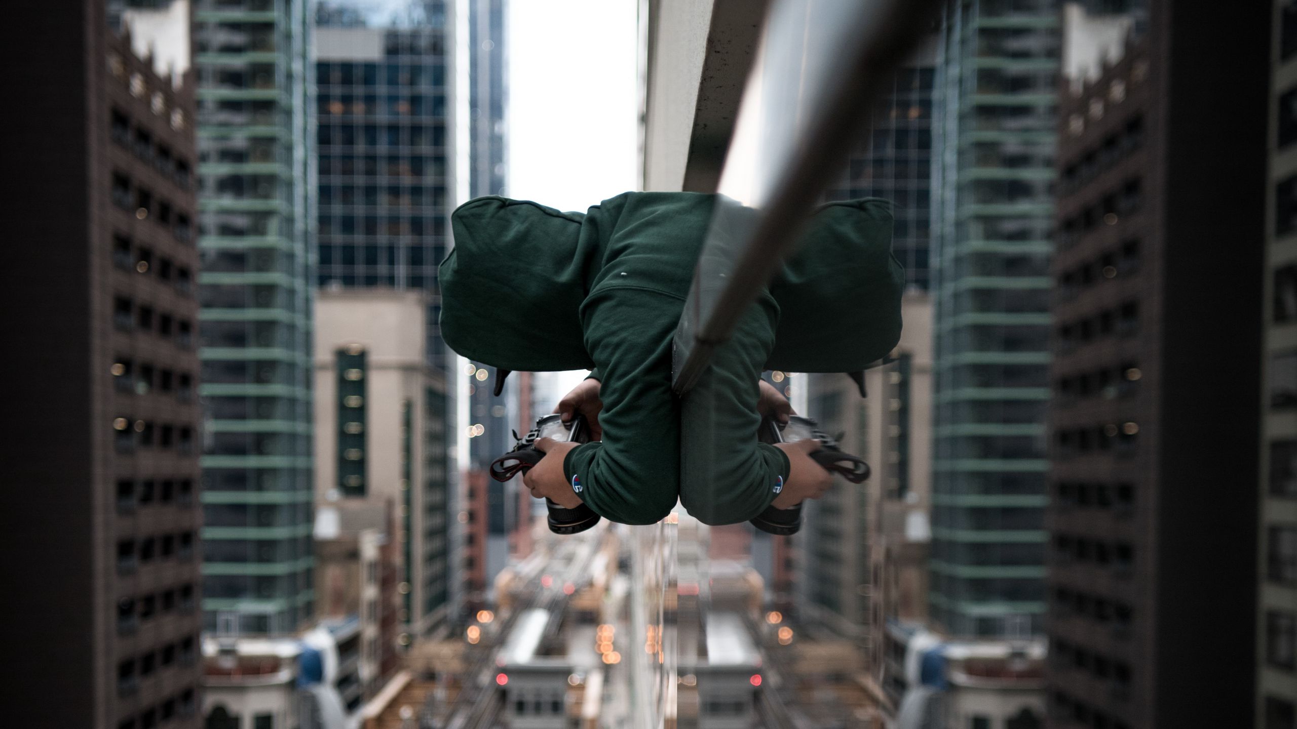 Человек падающий с крыши здания