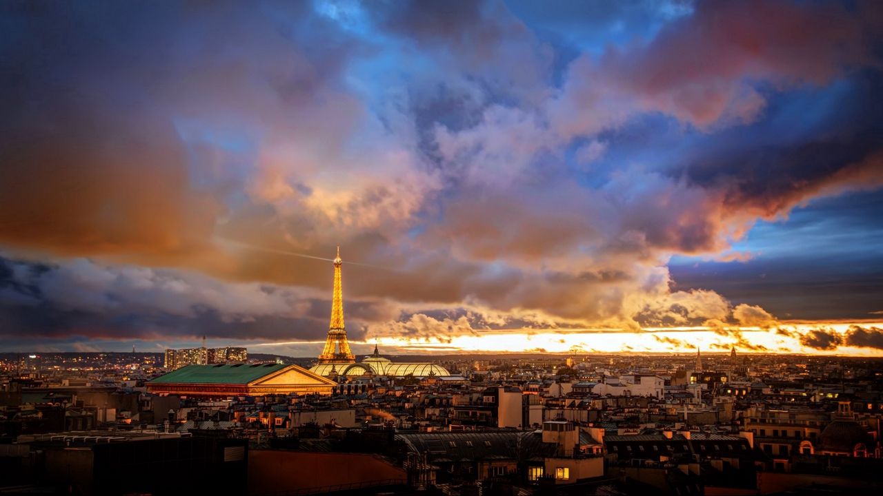 Обои франция, париж, дома, даль, горизонт, эйфелева башня, рассвет, закат, небо, облака