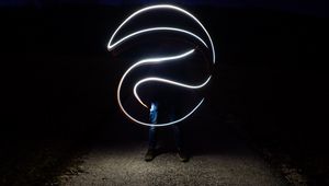 Превью обои фризлайт, длинная выдержка, человек, темный